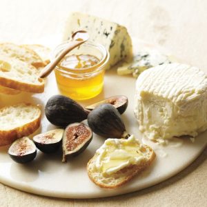 prancūziškas; sūriai; karvės pieno; mėlynuoju pelėsiu; sūris su trumais;